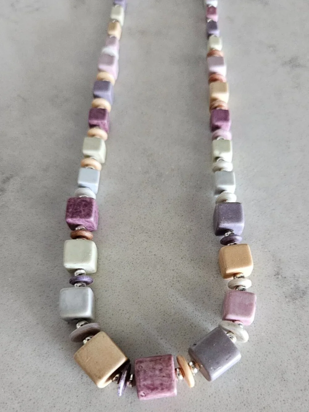 RARE & VINTAGE NECKLACE W/ CUBES & DISKS IN MUTED TONES OF ROSE, PLUM, TAN, GRAY